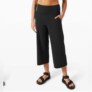 Lululemon Align Wide Leg Crop 22”
Black Size 4